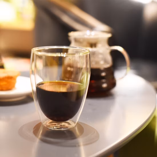 소스 공장은 대나무 뚜껑이 달린 350ml 대용량 이중벽 전자레인지 안전 투명 유리 커피잔을 공급했습니다.